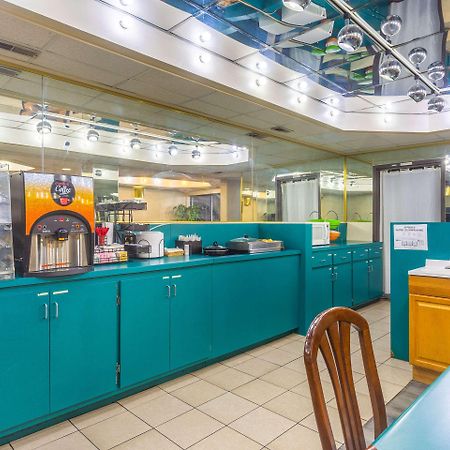 Econo Lodge & Suites Кларксвилл Экстерьер фото