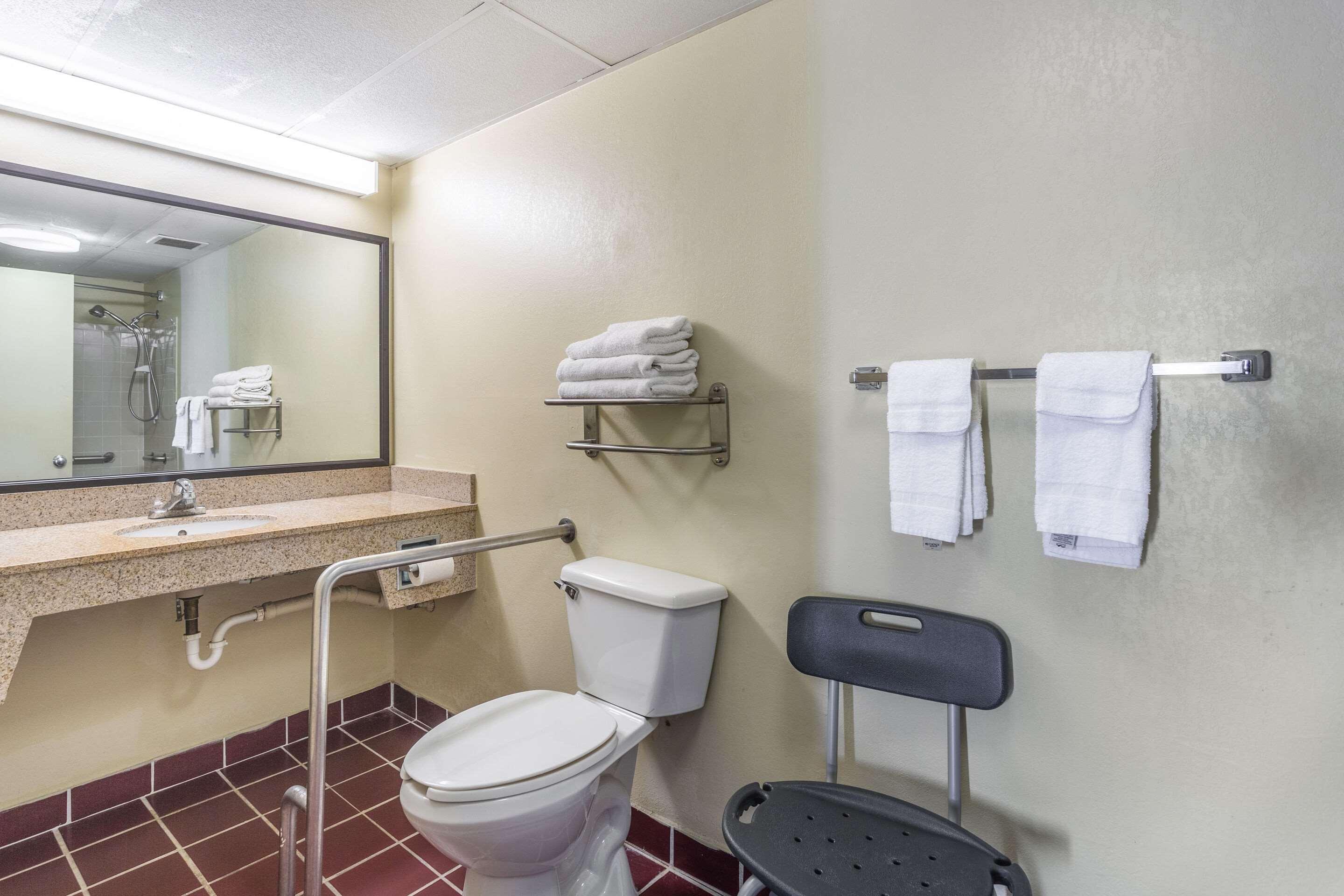 Econo Lodge & Suites Кларксвилл Экстерьер фото