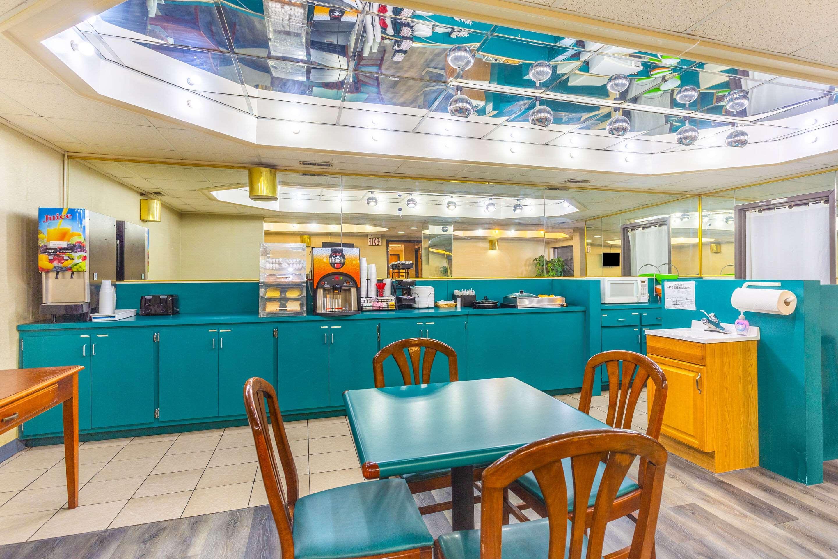 Econo Lodge & Suites Кларксвилл Экстерьер фото