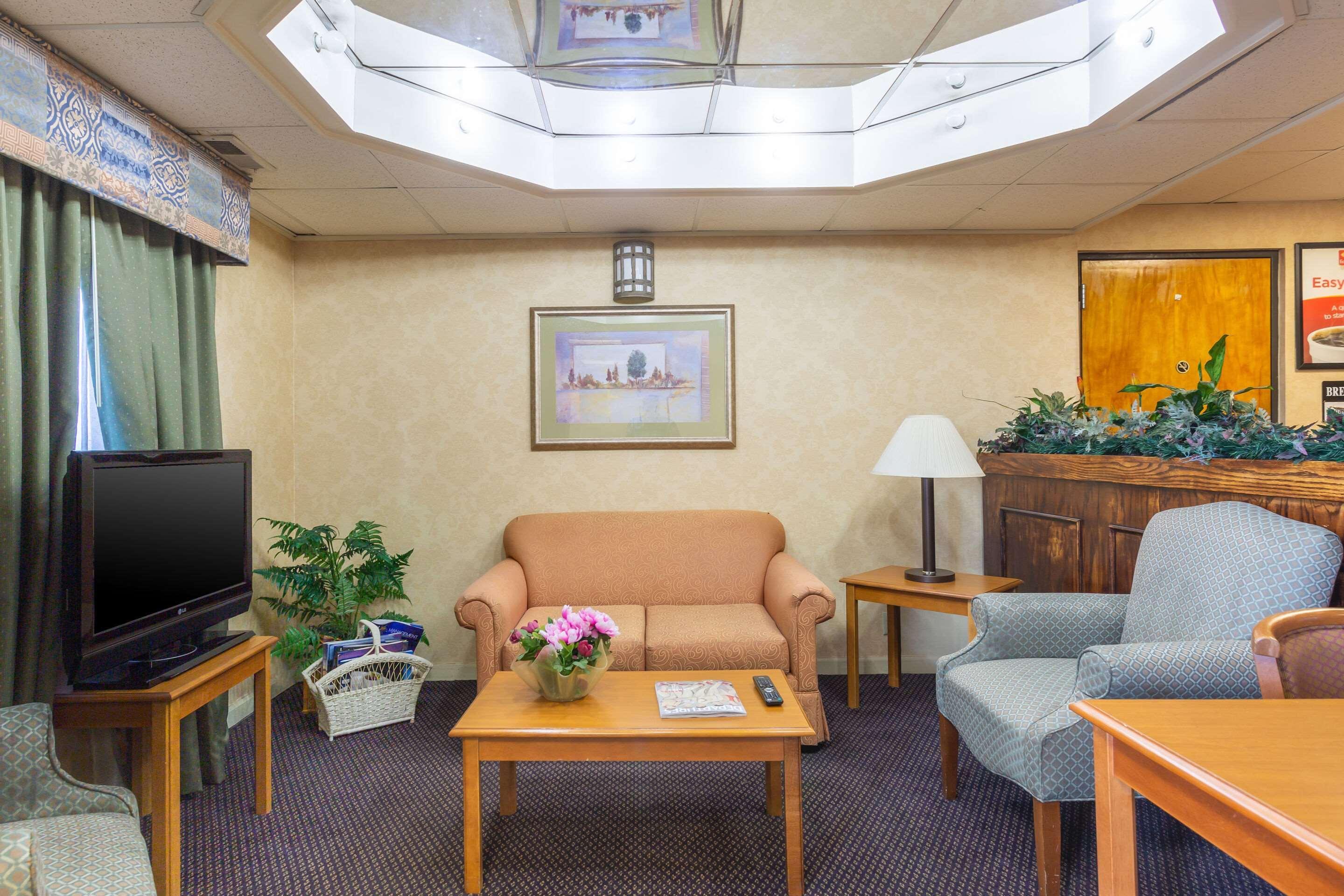 Econo Lodge & Suites Кларксвилл Экстерьер фото