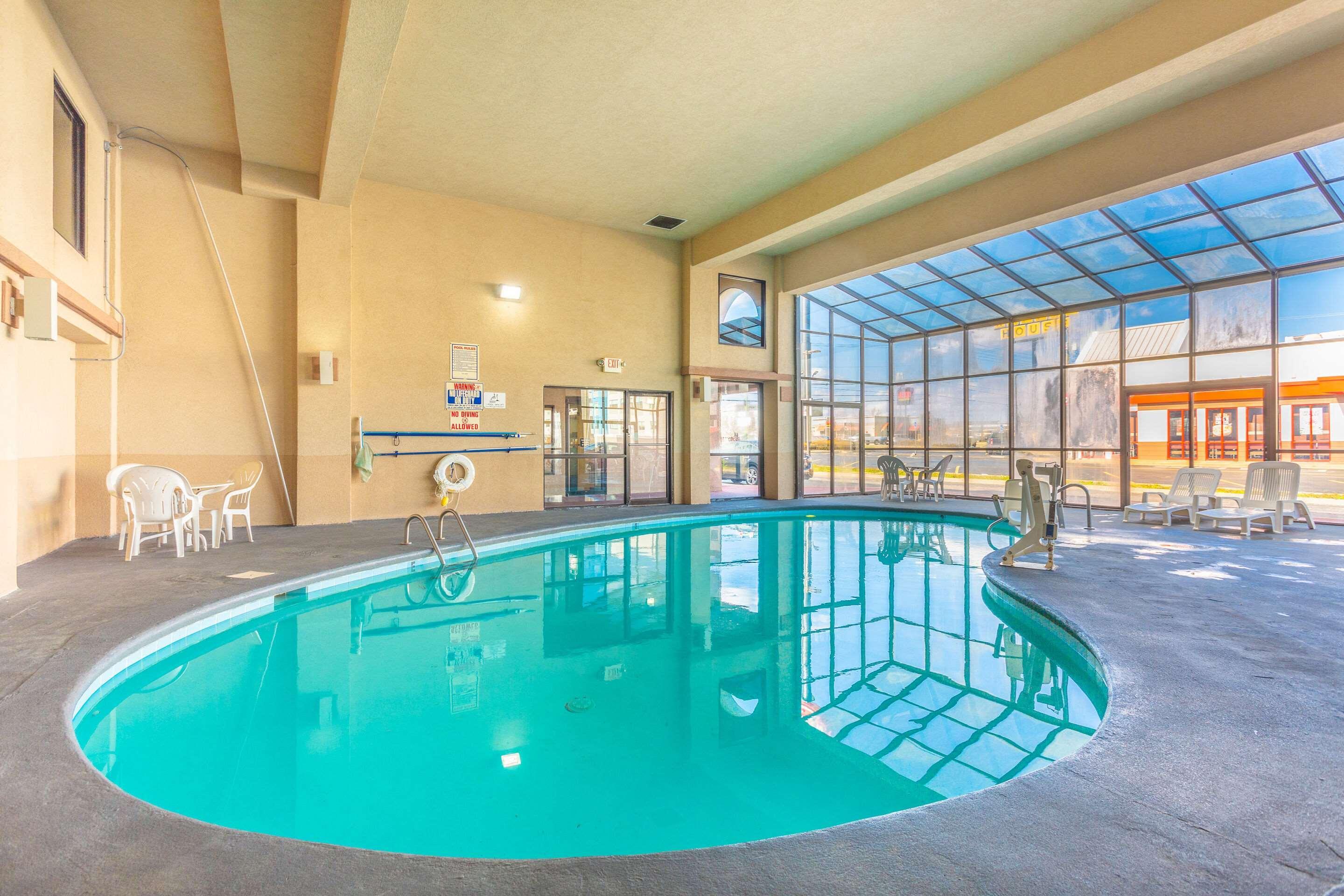 Econo Lodge & Suites Кларксвилл Экстерьер фото