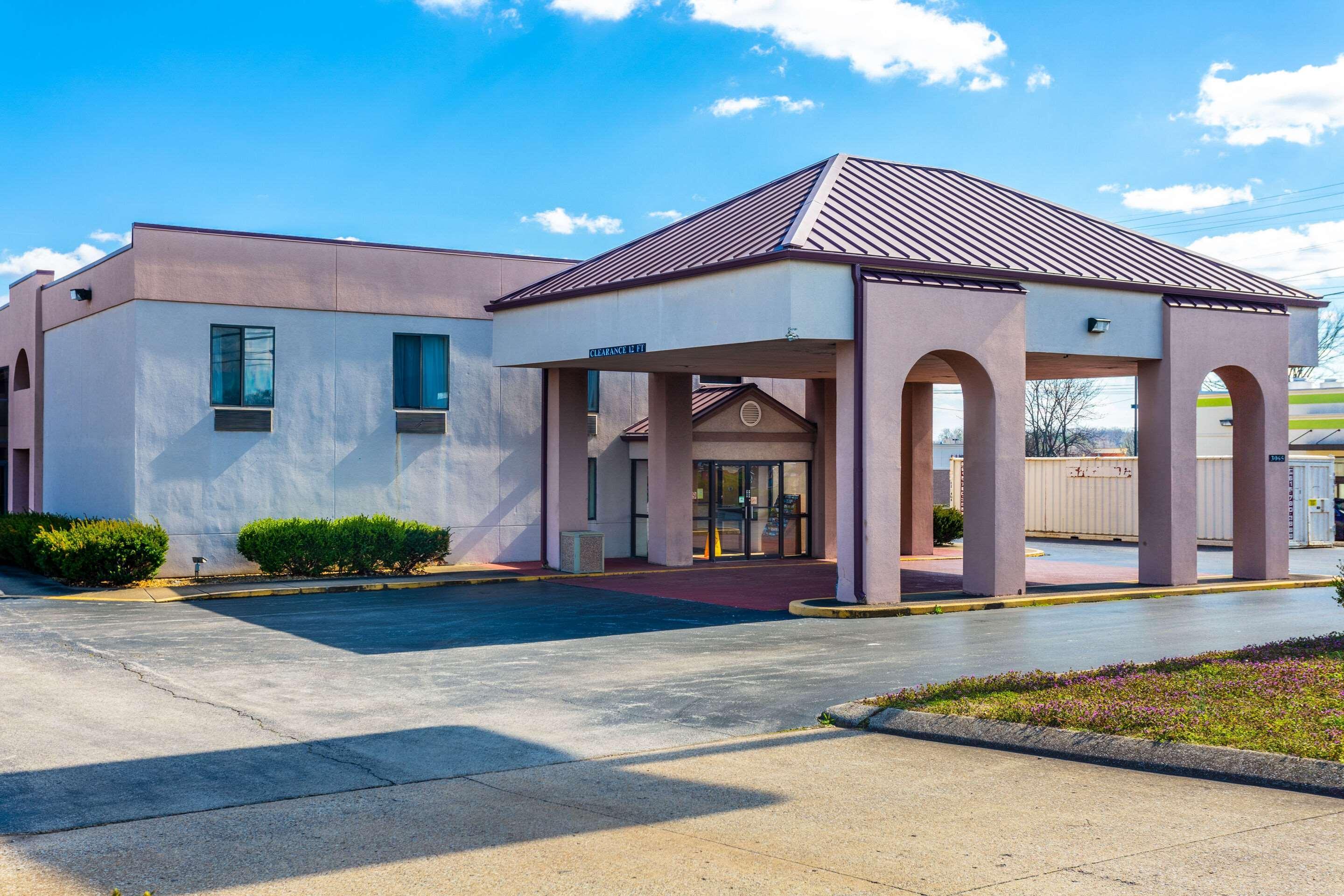 Econo Lodge & Suites Кларксвилл Экстерьер фото