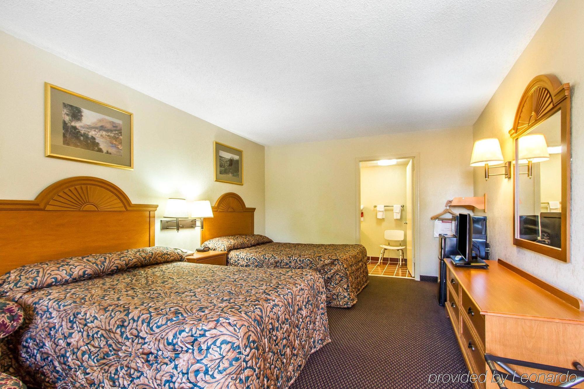 Econo Lodge & Suites Кларксвилл Экстерьер фото