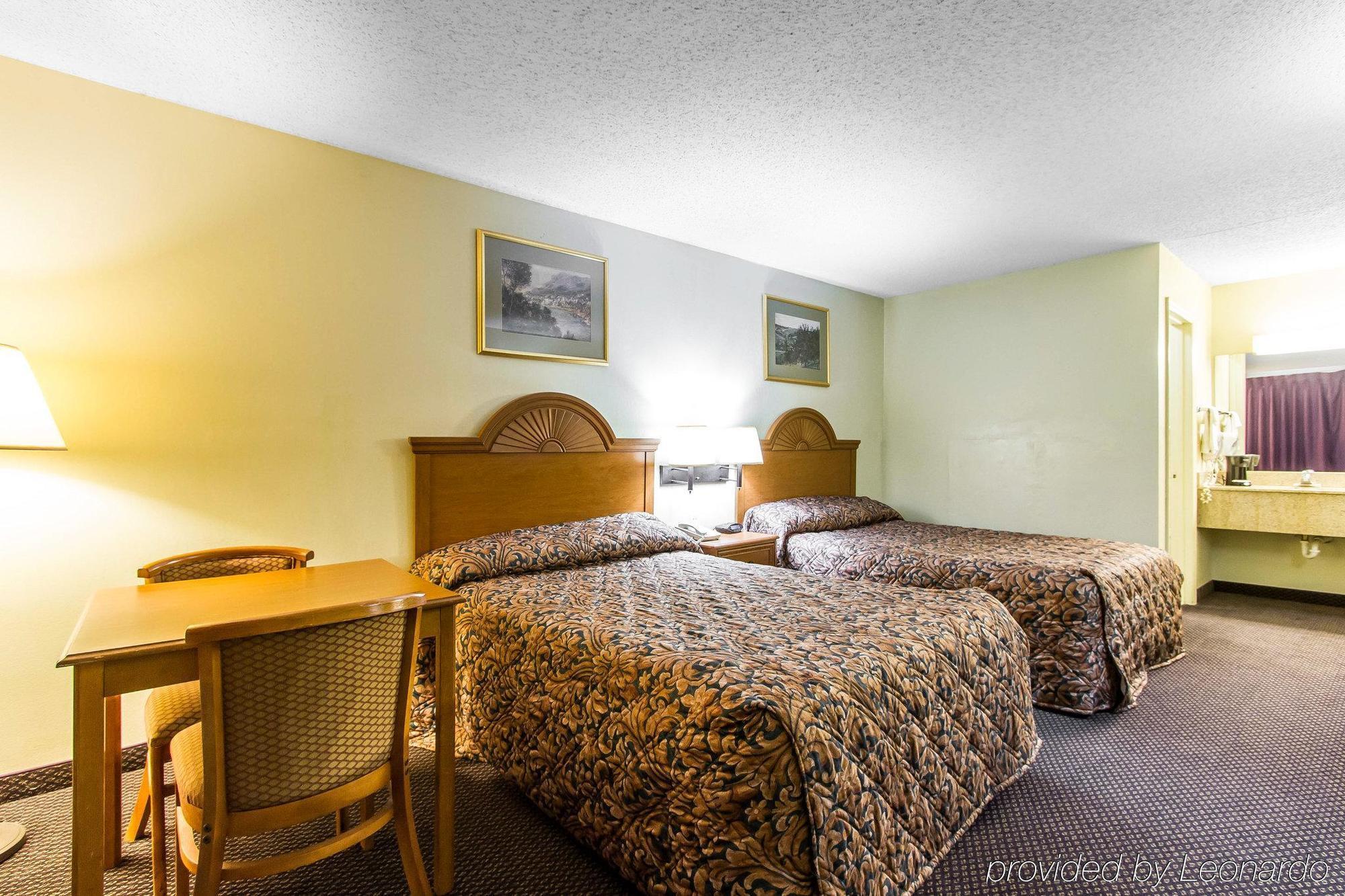 Econo Lodge & Suites Кларксвилл Экстерьер фото