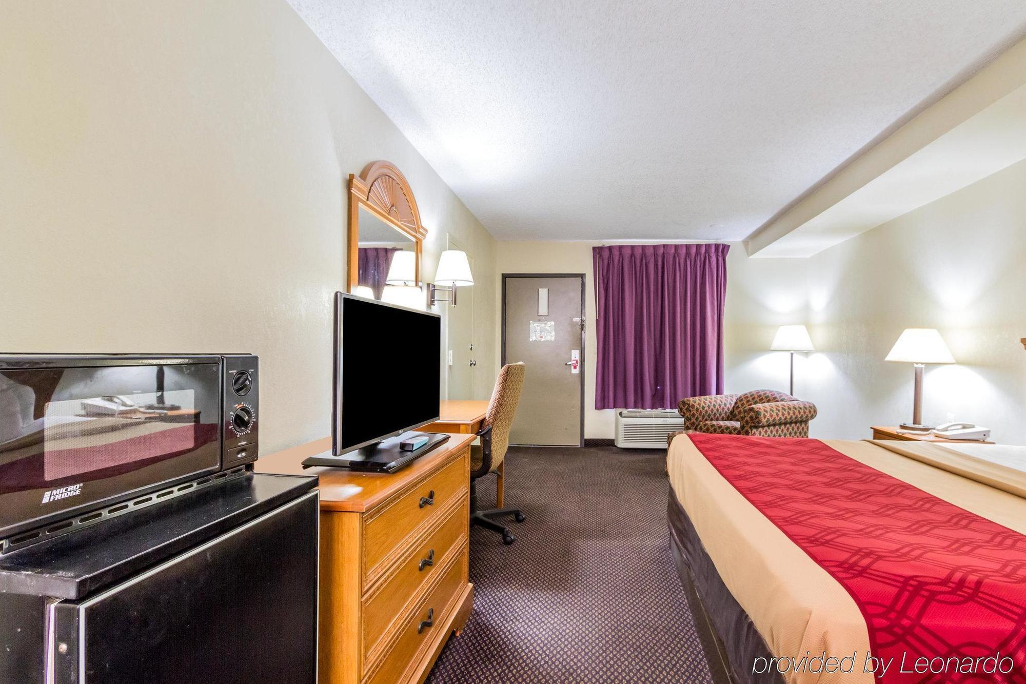 Econo Lodge & Suites Кларксвилл Экстерьер фото