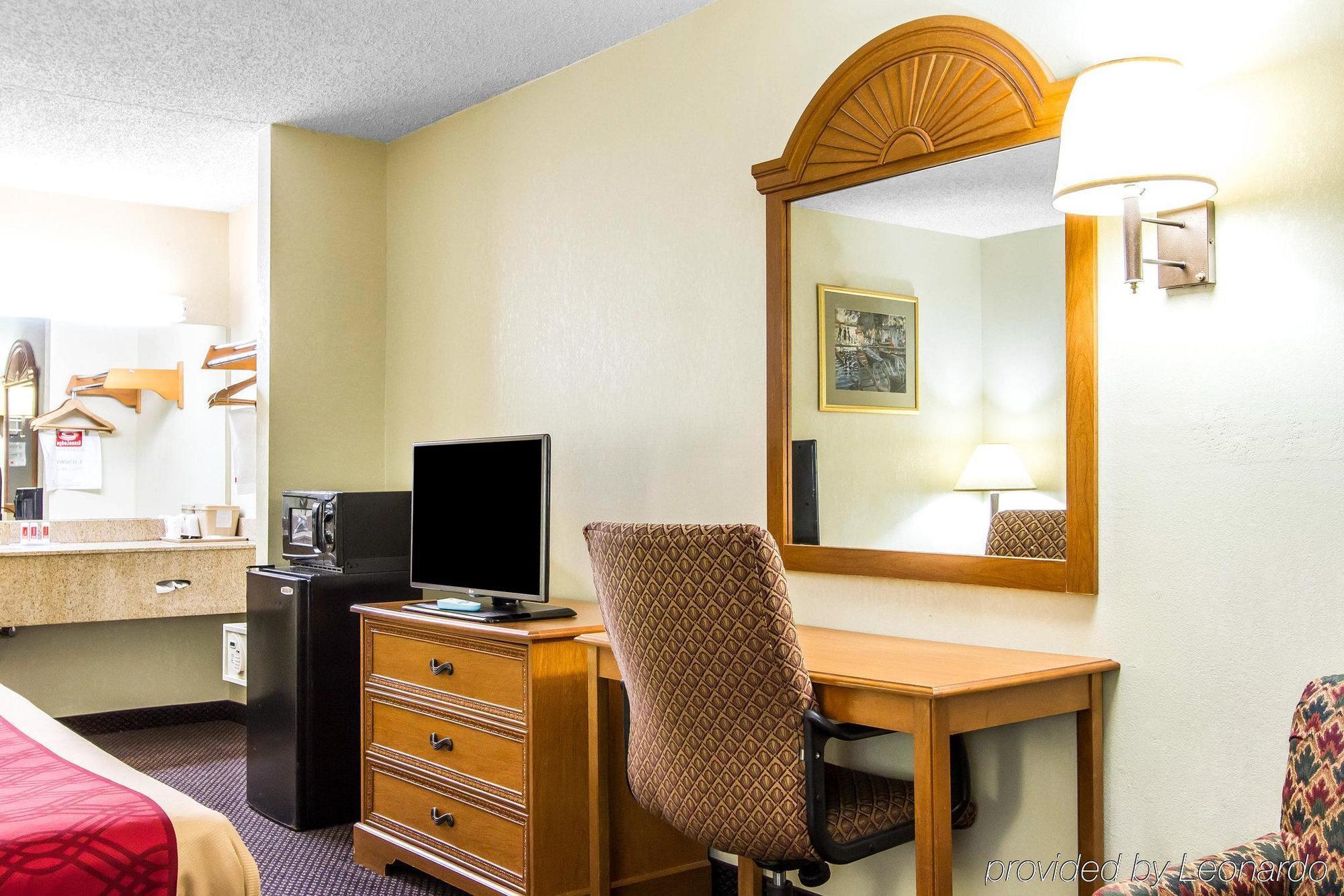 Econo Lodge & Suites Кларксвилл Экстерьер фото