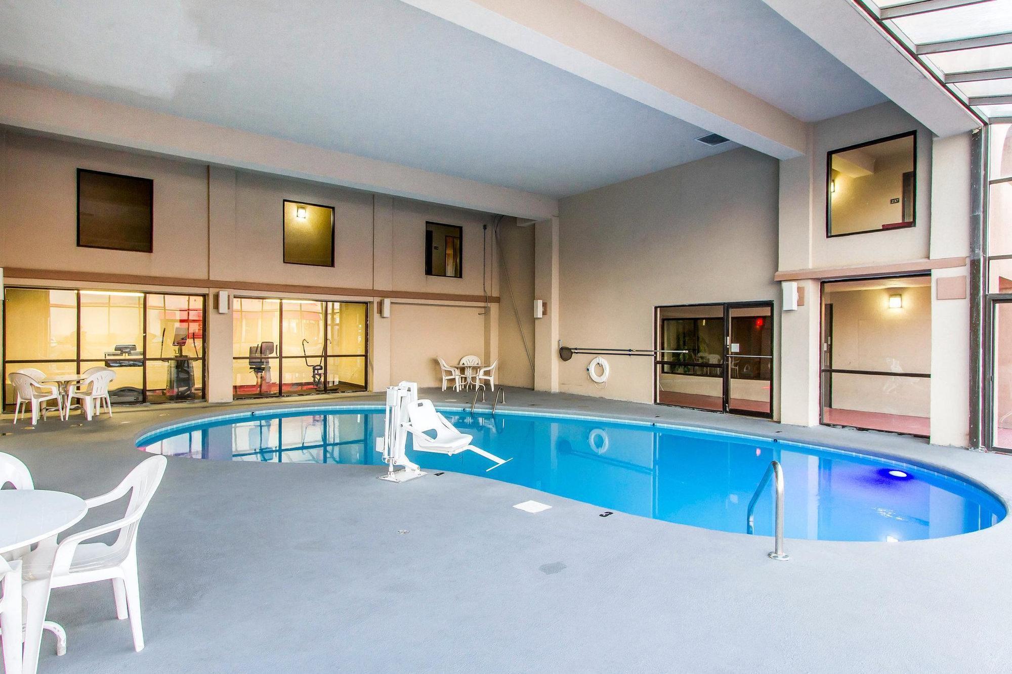 Econo Lodge & Suites Кларксвилл Экстерьер фото