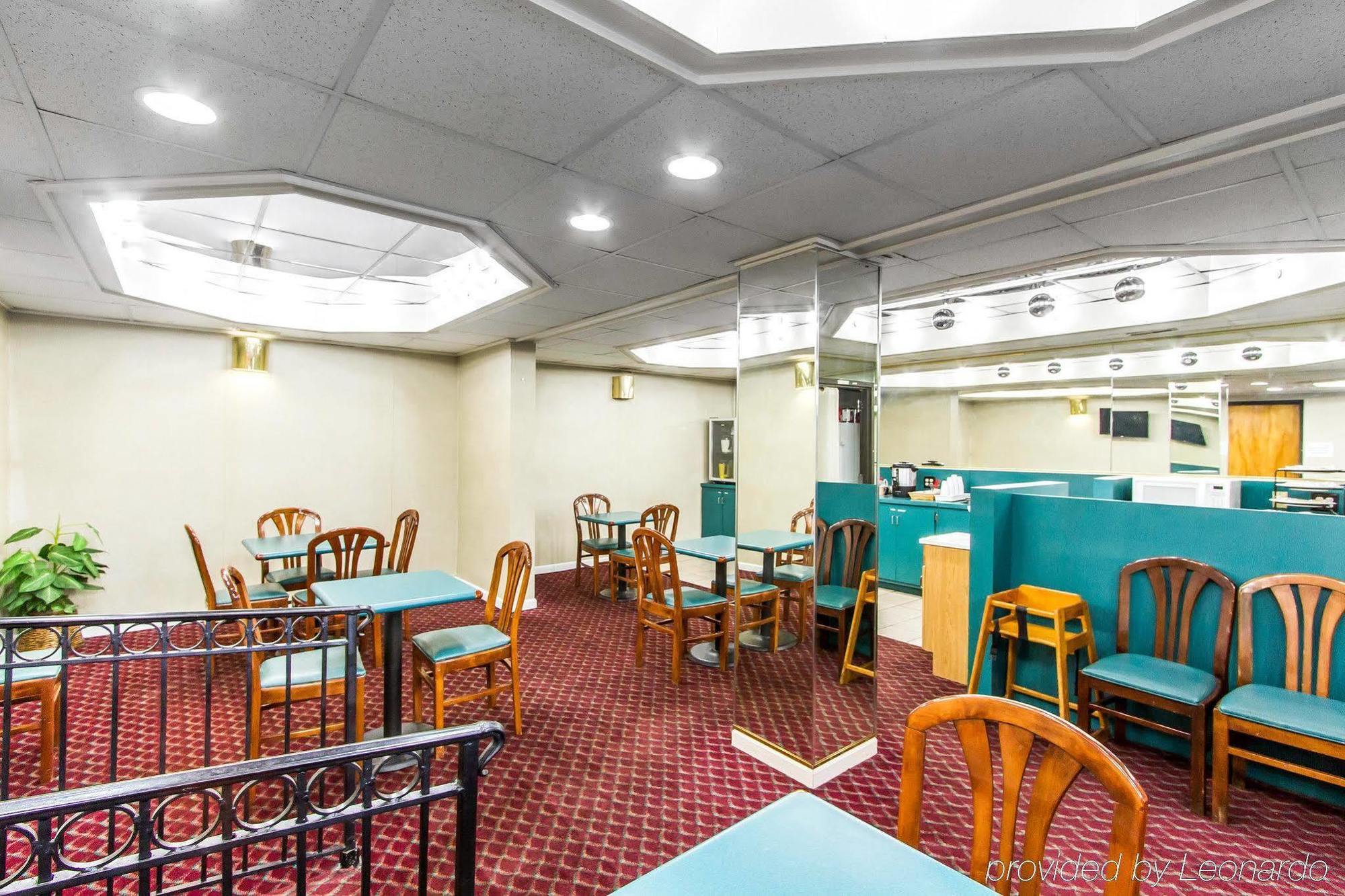 Econo Lodge & Suites Кларксвилл Экстерьер фото