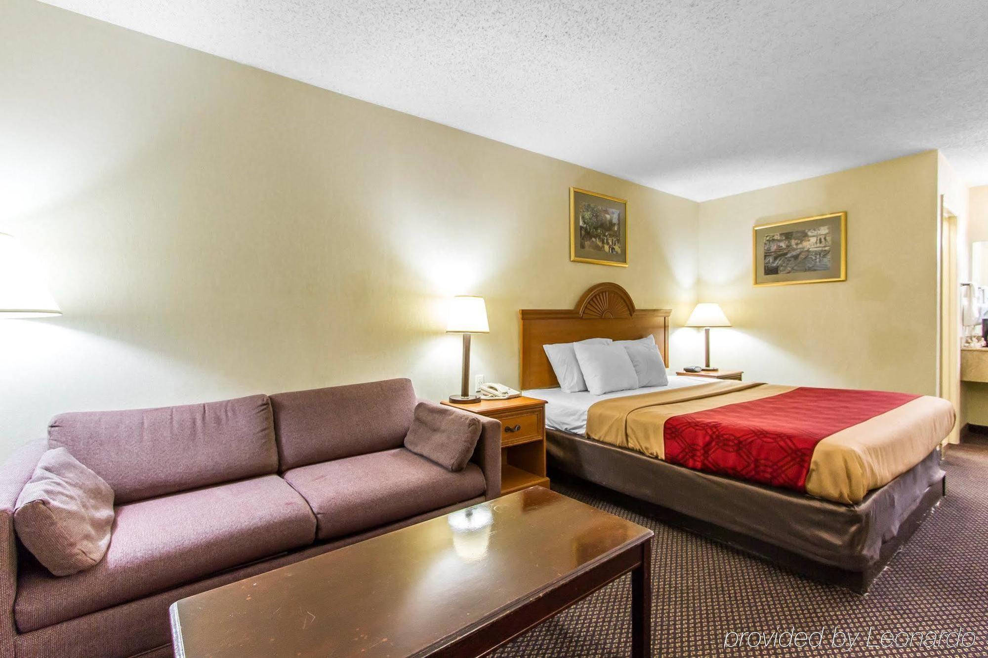 Econo Lodge & Suites Кларксвилл Экстерьер фото