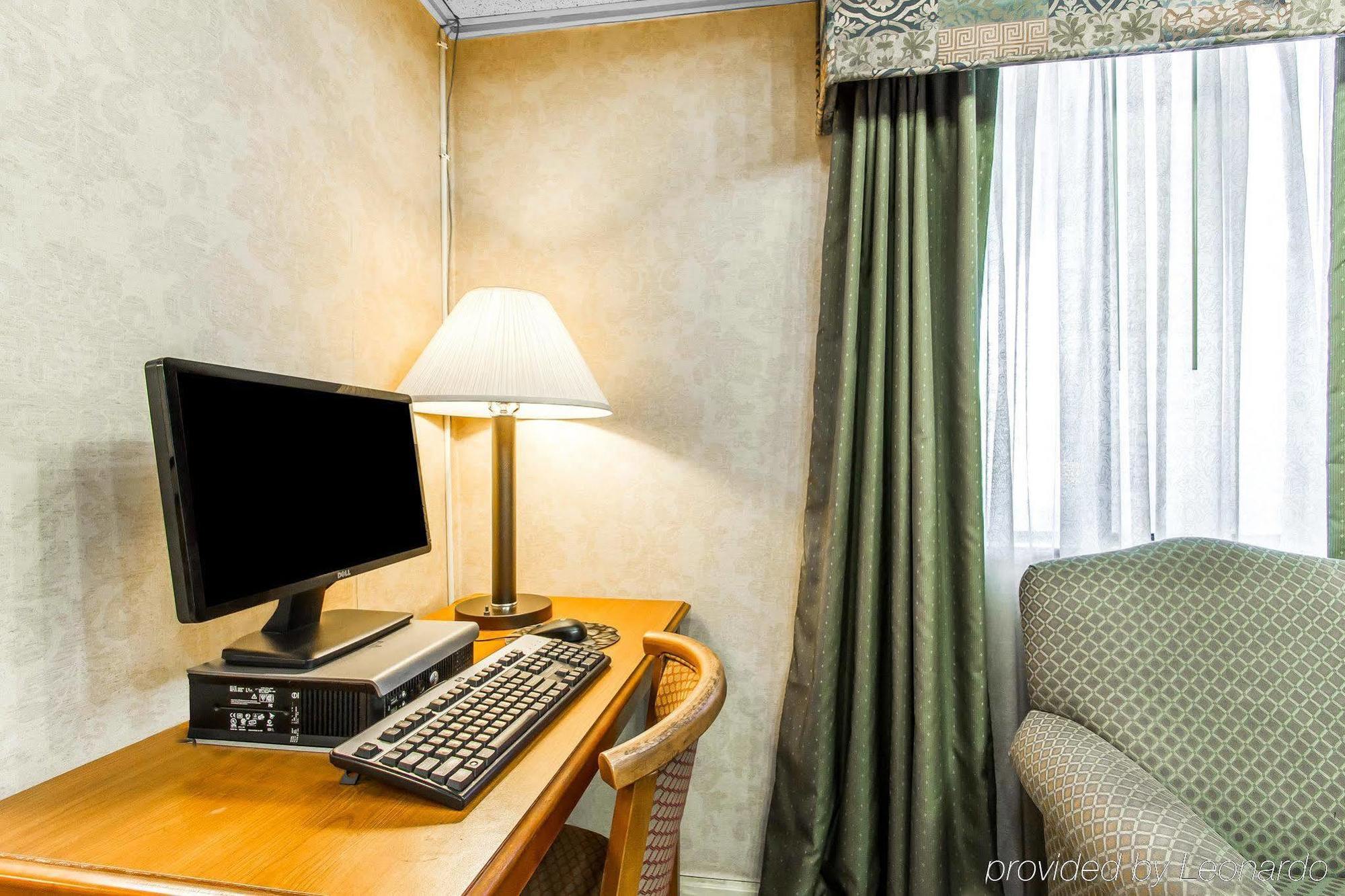 Econo Lodge & Suites Кларксвилл Экстерьер фото