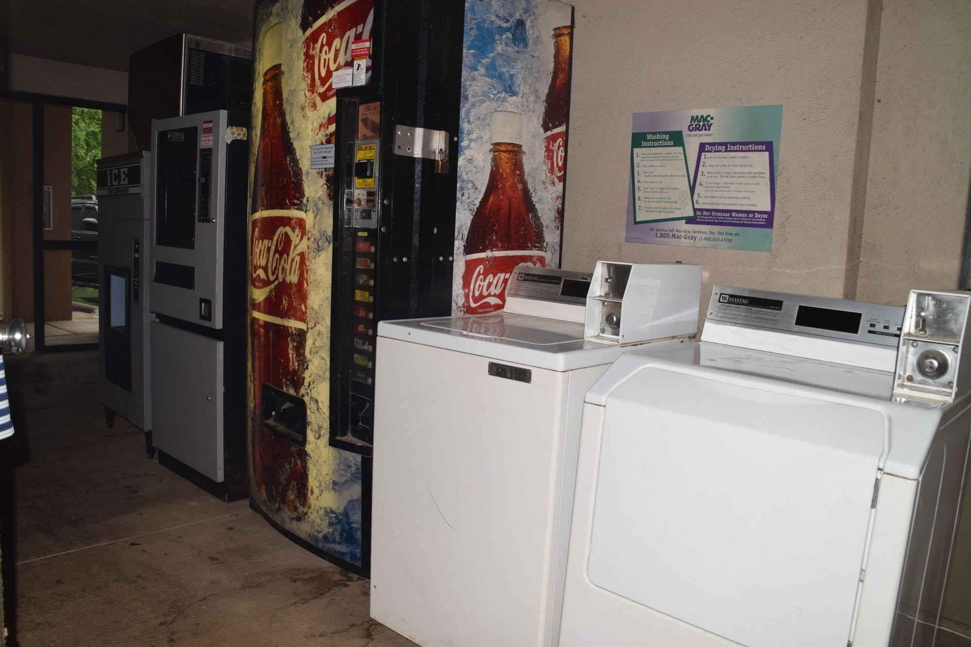 Econo Lodge & Suites Кларксвилл Экстерьер фото