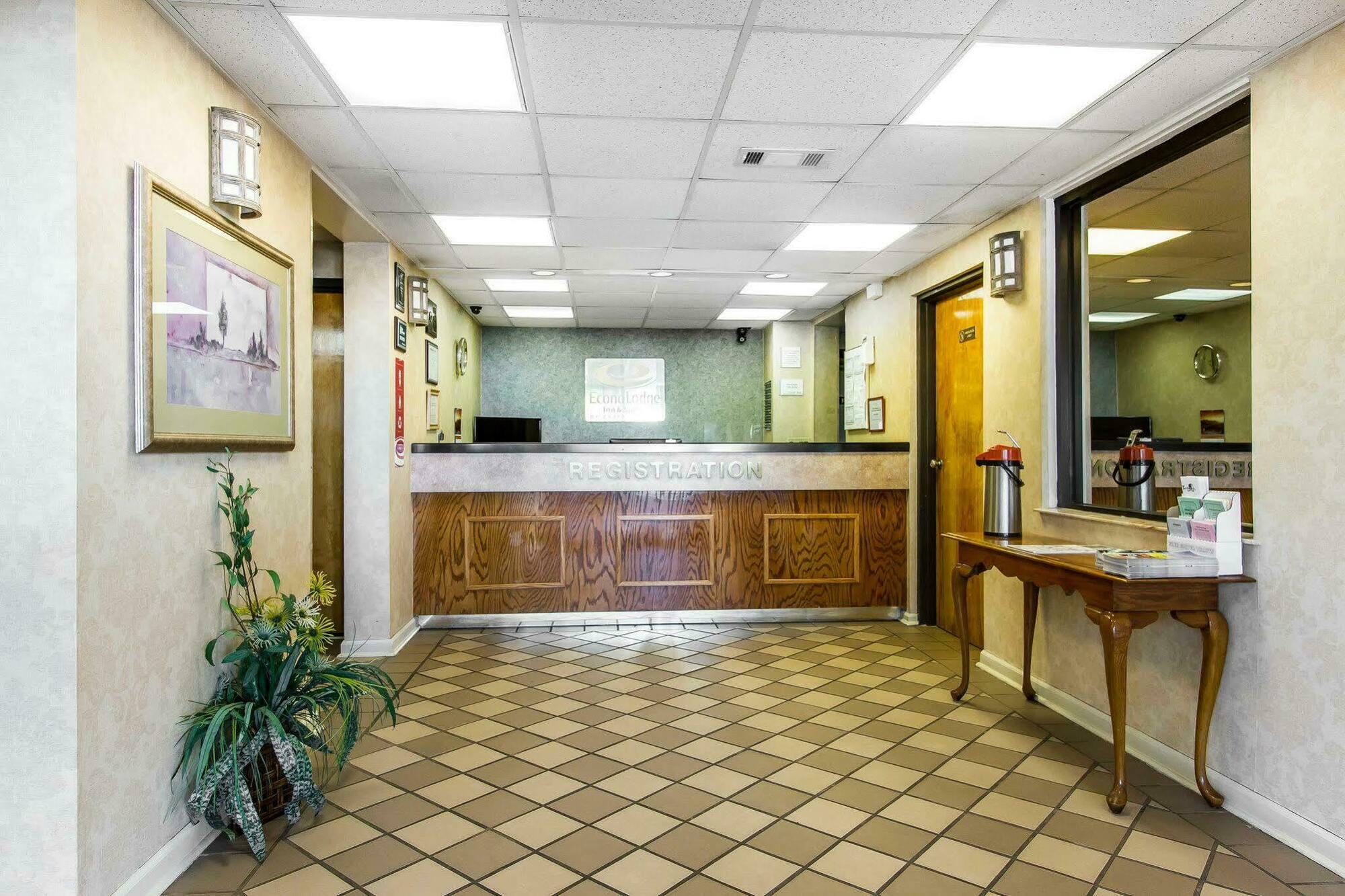 Econo Lodge & Suites Кларксвилл Экстерьер фото