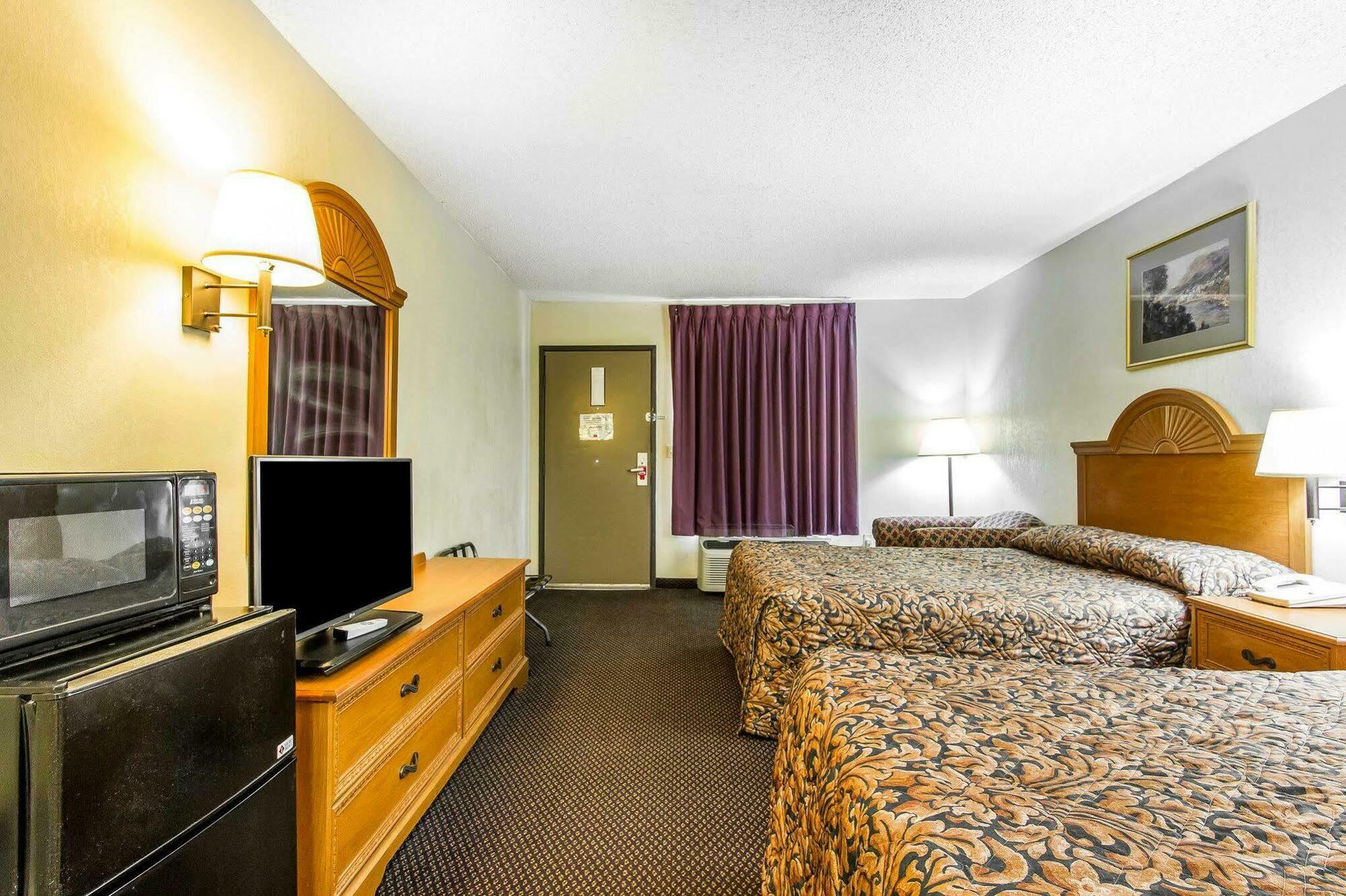 Econo Lodge & Suites Кларксвилл Экстерьер фото