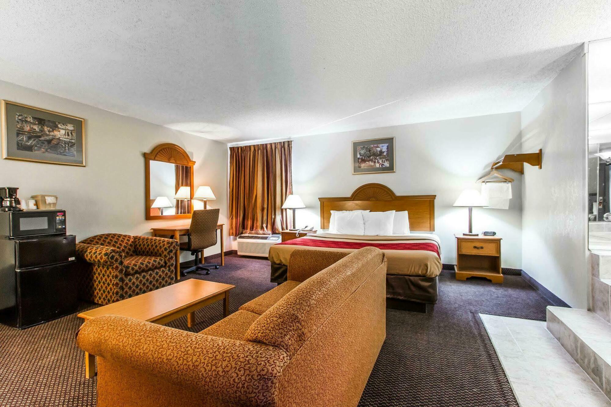 Econo Lodge & Suites Кларксвилл Экстерьер фото