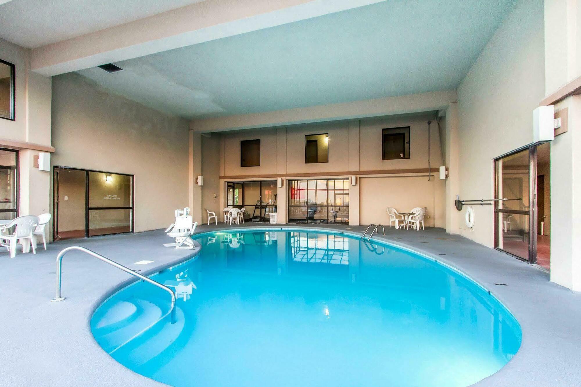 Econo Lodge & Suites Кларксвилл Экстерьер фото