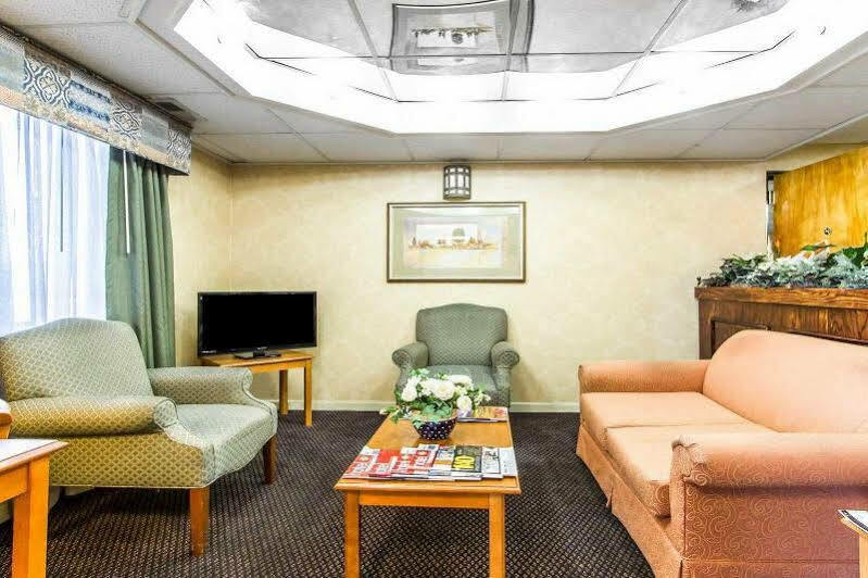 Econo Lodge & Suites Кларксвилл Экстерьер фото